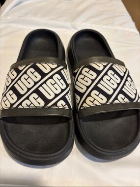 UGG Women’s size 6 Black & White Logo Strap Slide Sandals